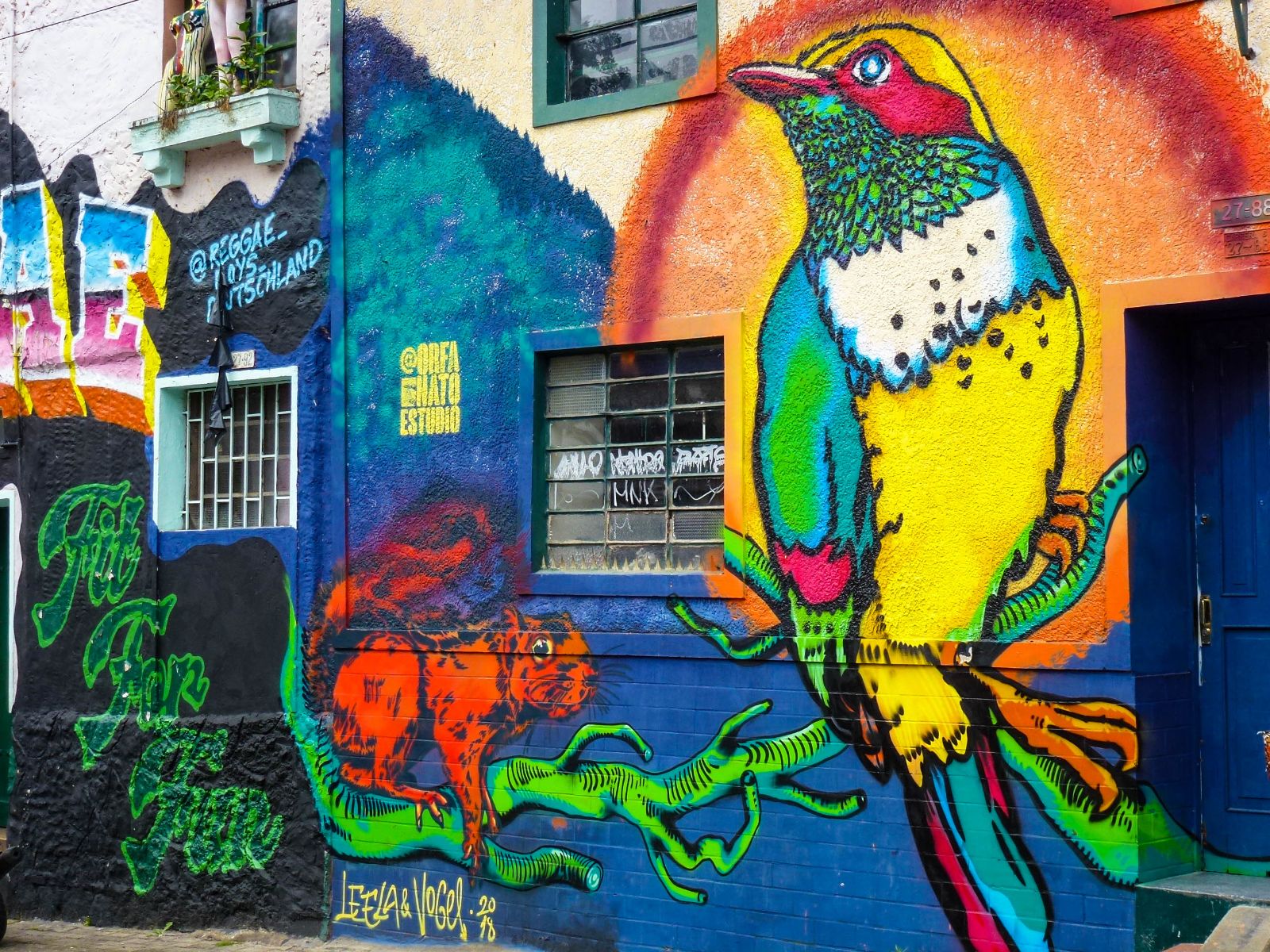 Rondreis Colombia, Bogotá, excursie Street art tour, neonkleuren street art