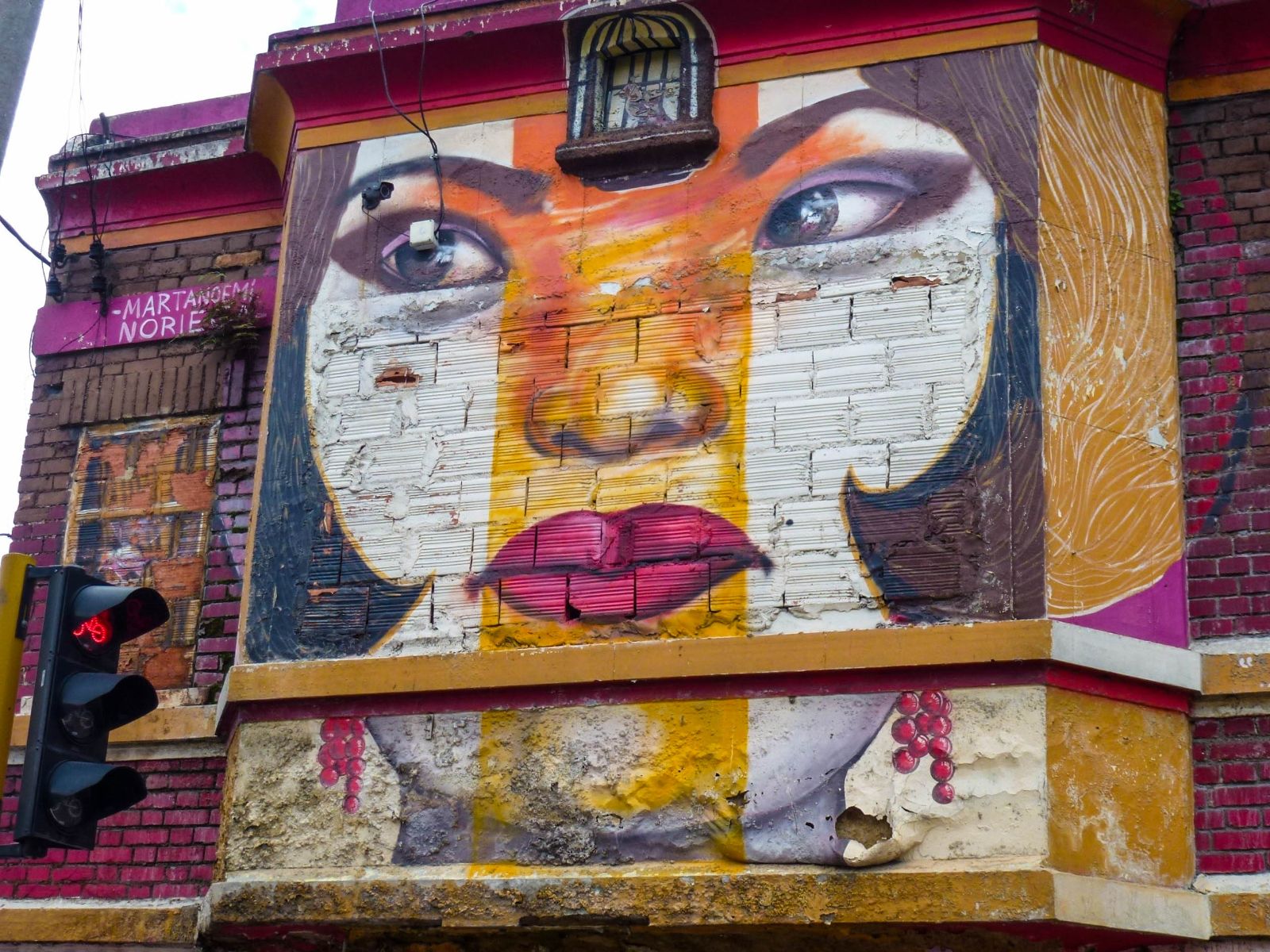 Rondreis Colombia, Bogotá, excursie Street art tour, street art in vorm van gezicht