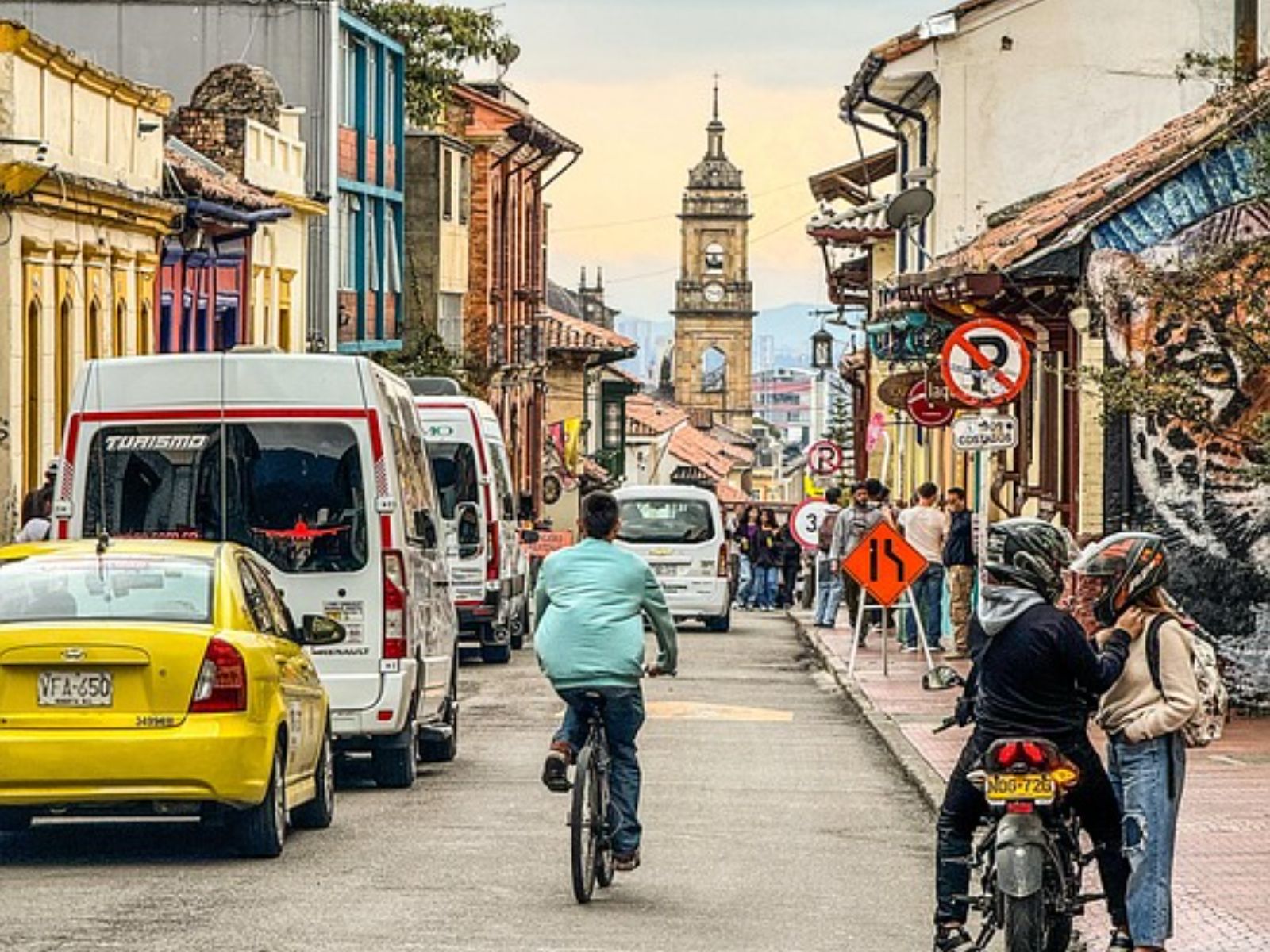 Rondreis Colombia, Bogotá, excursie op de fiets door Bogotá, fietser door een straat in Bogotá