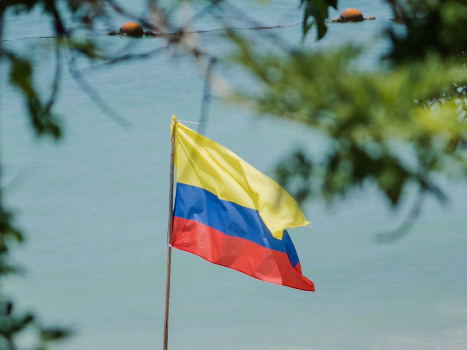 Rondreis Colombia, Cartagena, excursie caribisch stranddagje op Isla Barú, strand met Colombiaans vlag