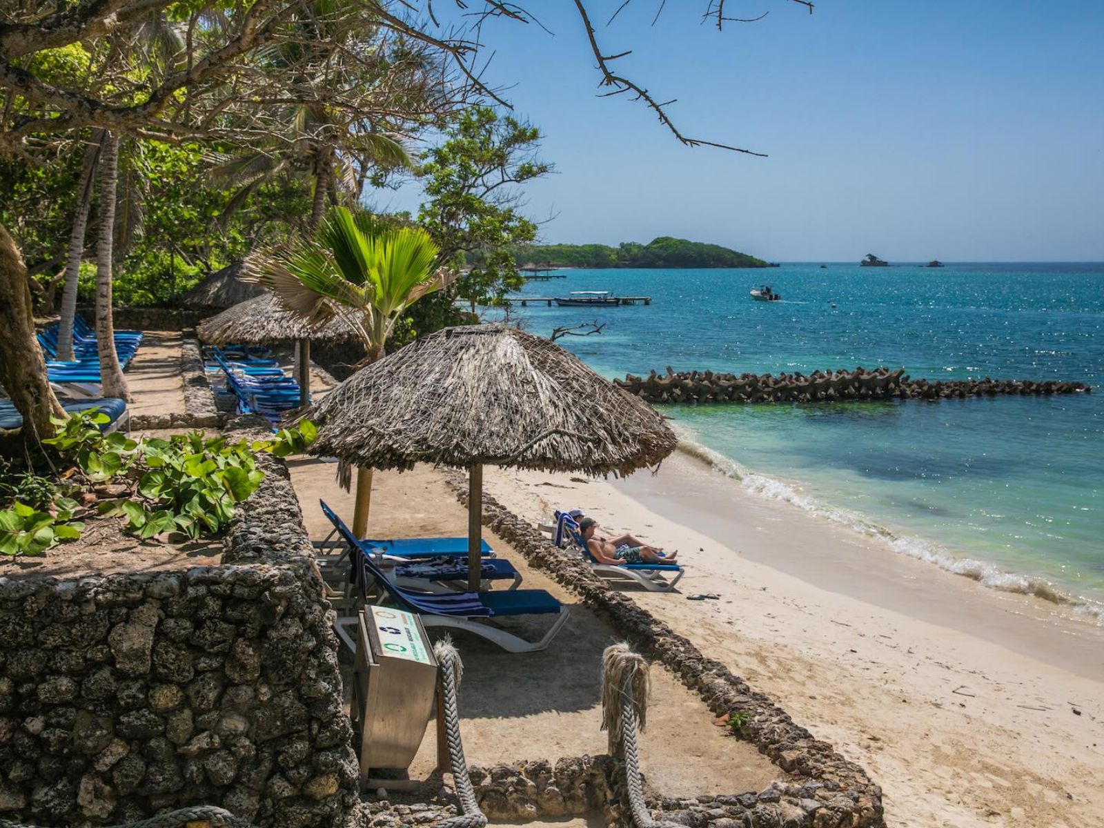 Rondreis Colombia, Cartagena, excursie dagtour naar tropisch Isla Majagua, strandbedje en parasol
