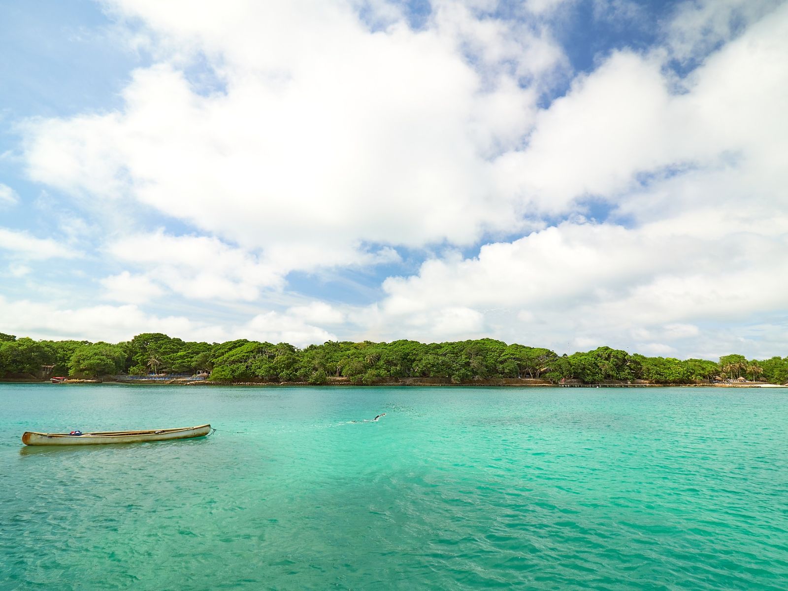 Rondreis Colombia, Cartagena, excursie dagtour naar tropisch Isla Majagua, zee en kust met blauwe lucht en wolken