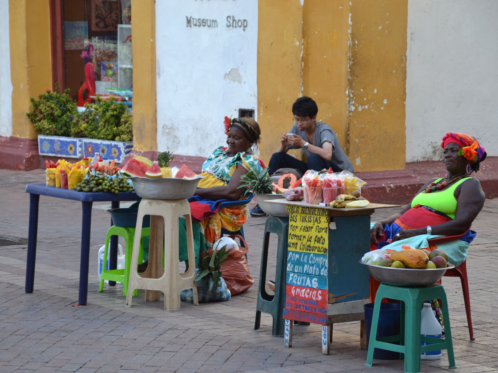 Rondreis Colombia, Cartagena, excursie per segway door historisch Cartagena, locals op straat