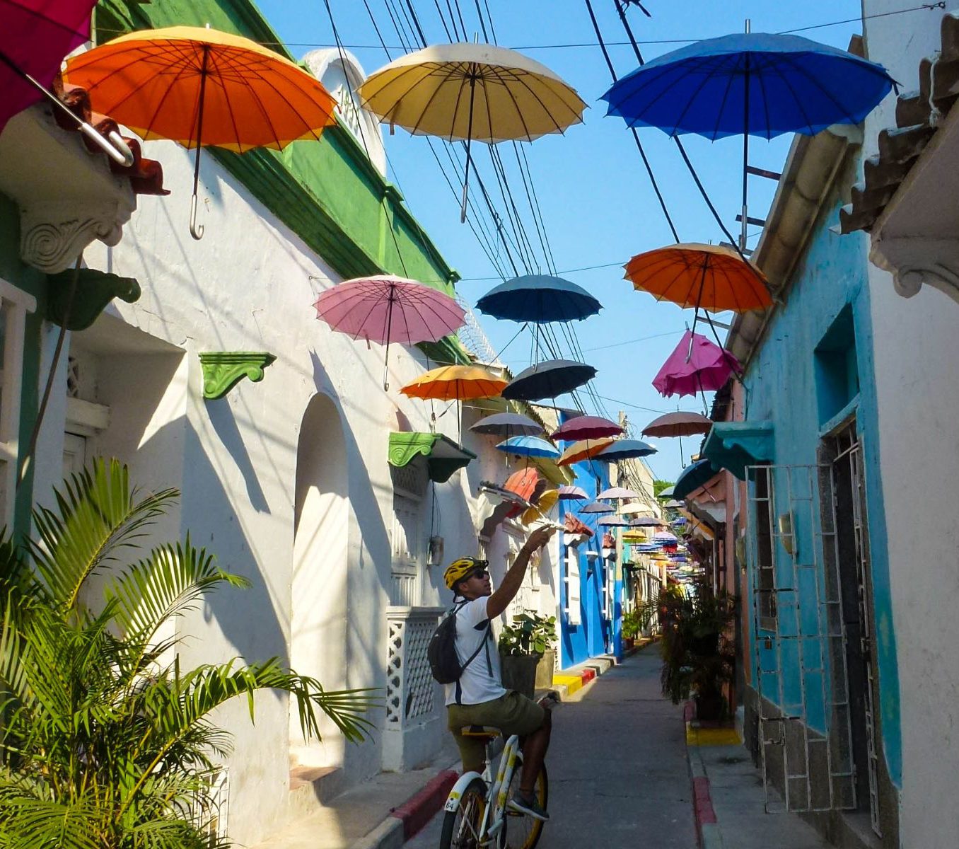 Rondreis Colombia, Cartagena, excursie street art en graffiti tour Getsemani, fietser in steegje