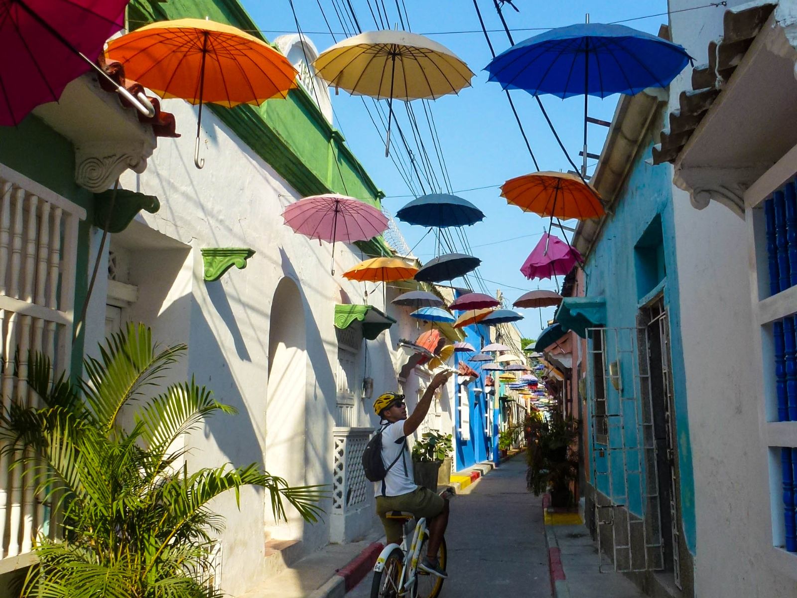Rondreis Colombia, Cartagena, excursie street art en graffiti tour Getsemani, fietser in steegje