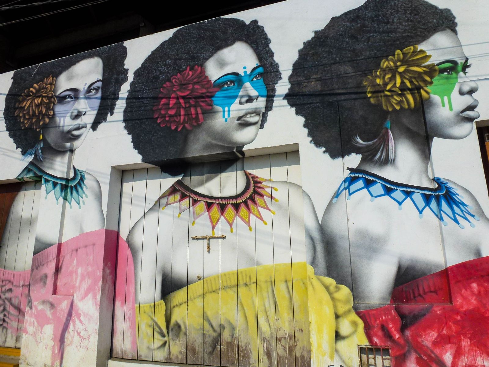 Rondreis Colombia, Cartagena, excursie street art en graffiti tour Getsemani, street art drie vrouwen met kleurrijke jurken