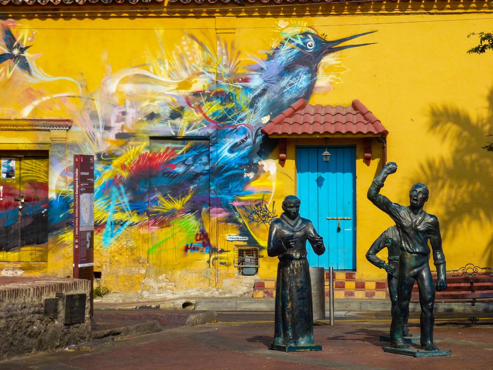 Rondreis Colombia, Cartagena, excursie street art en graffiti tour Getsemani, street art vogel en beelden