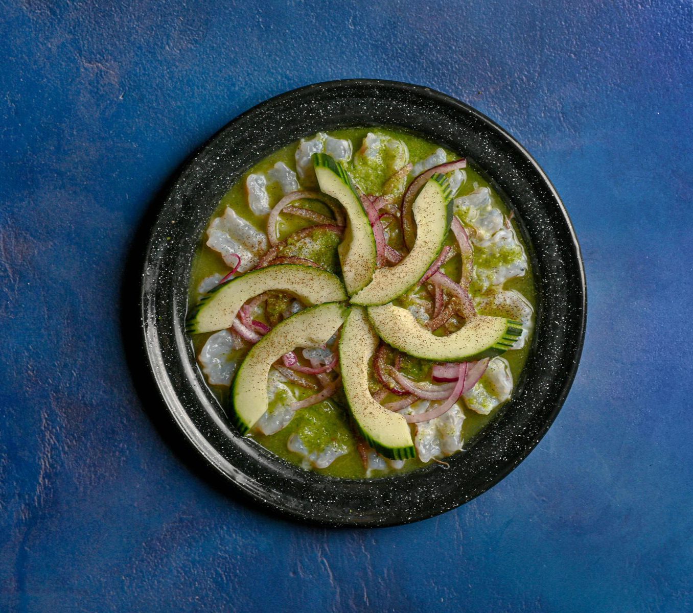Rondreis Colombia, Cartagena, workshop ceviche, ceviche met avocado