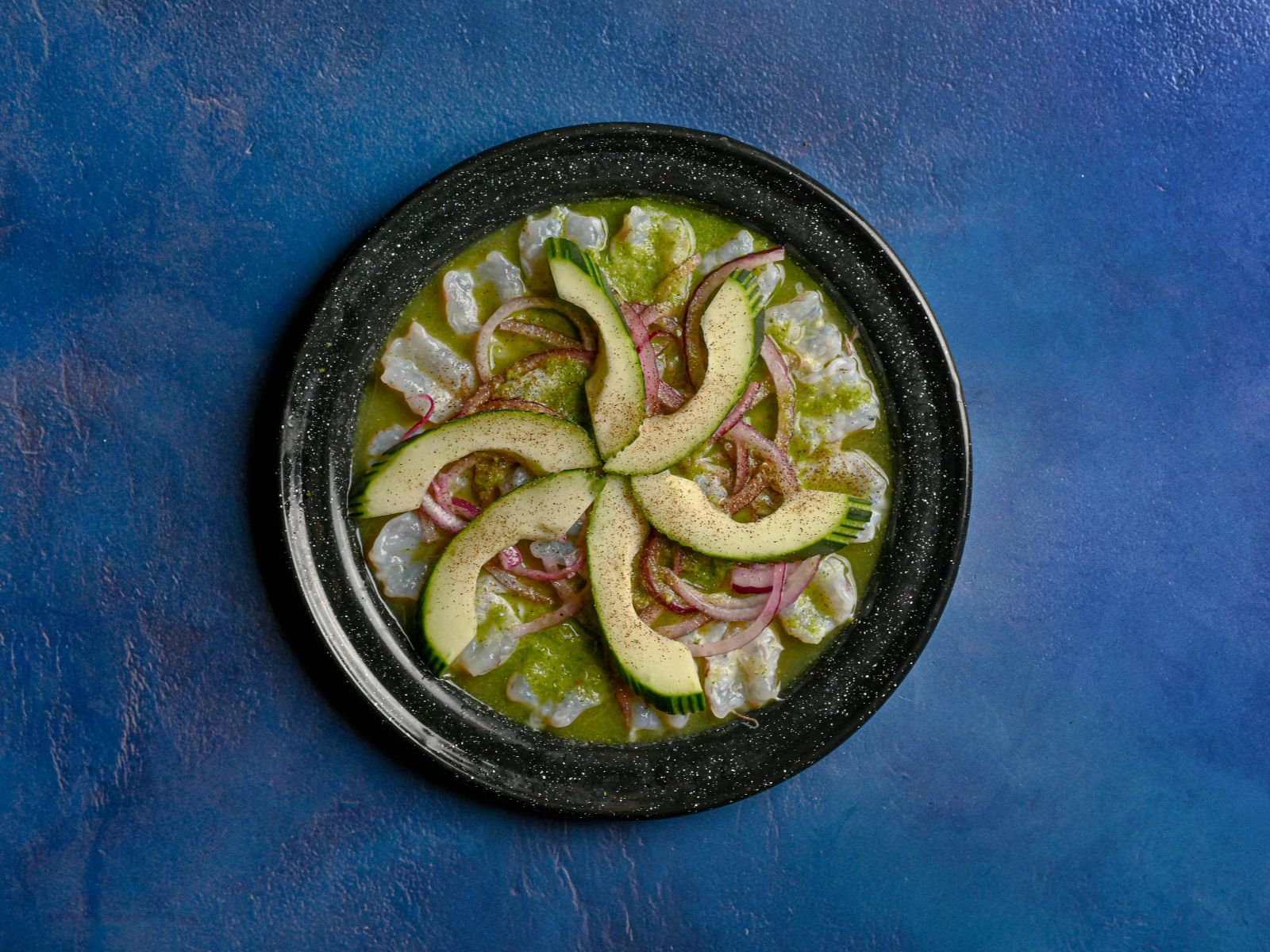Rondreis Colombia, Cartagena, workshop ceviche, ceviche met avocado