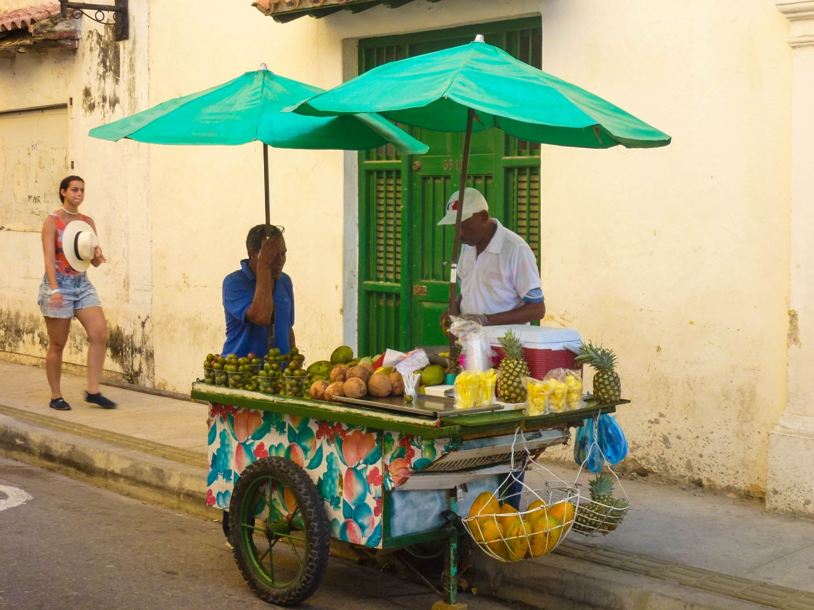 Rondreis Colombia, Cartagena, workshop ceviche, locals op straat met een kraampje