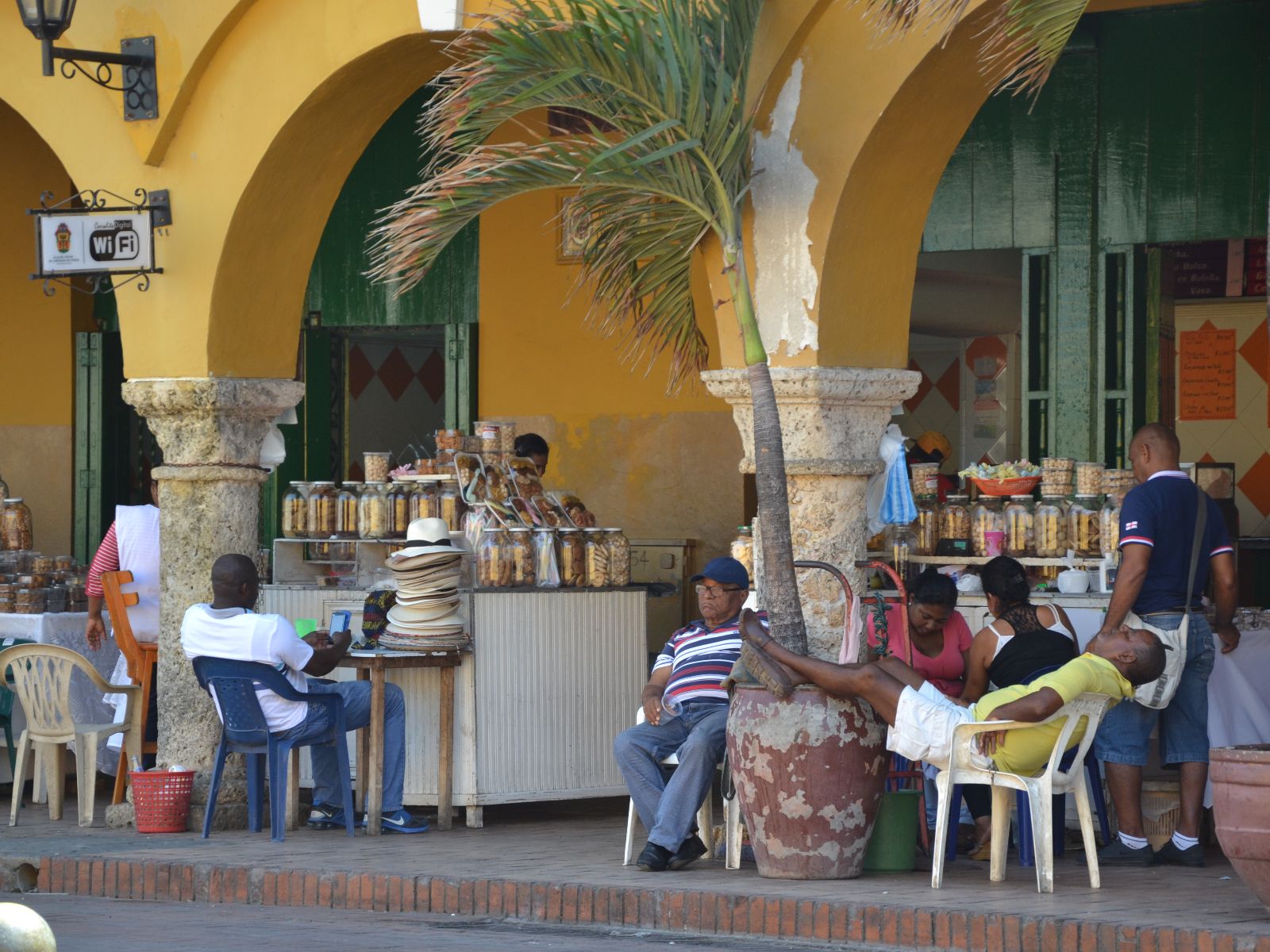 Rondreis Colombia, Cartagena, workshop ceviche, locals op straat
