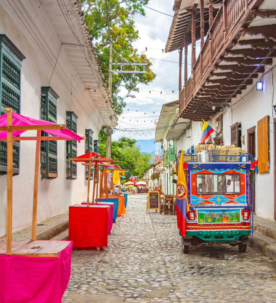 Rondreis Colombia, Medellín, excursie dagtour Santa Fe de Antioquia, kleurrijke straat