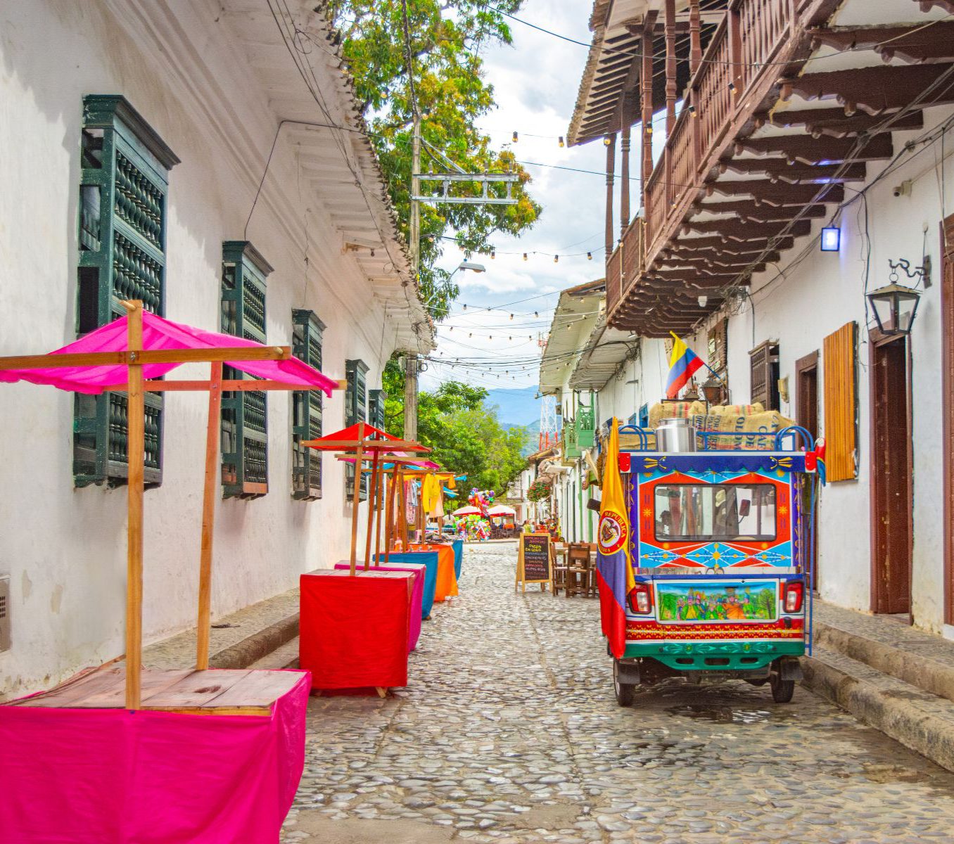Rondreis Colombia, Medellín, excursie dagtour Santa Fe de Antioquia, kleurrijke straat