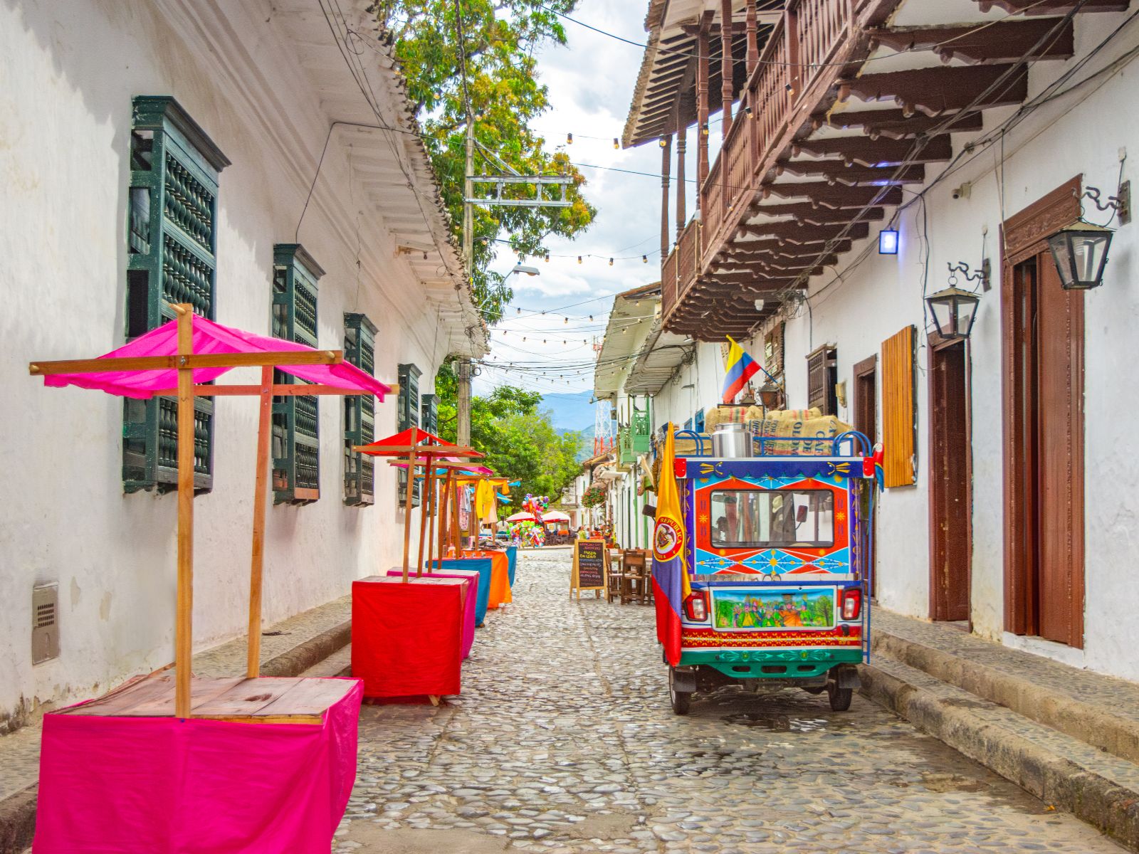 Rondreis Colombia, Medellín, excursie dagtour Santa Fe de Antioquia, kleurrijke straat