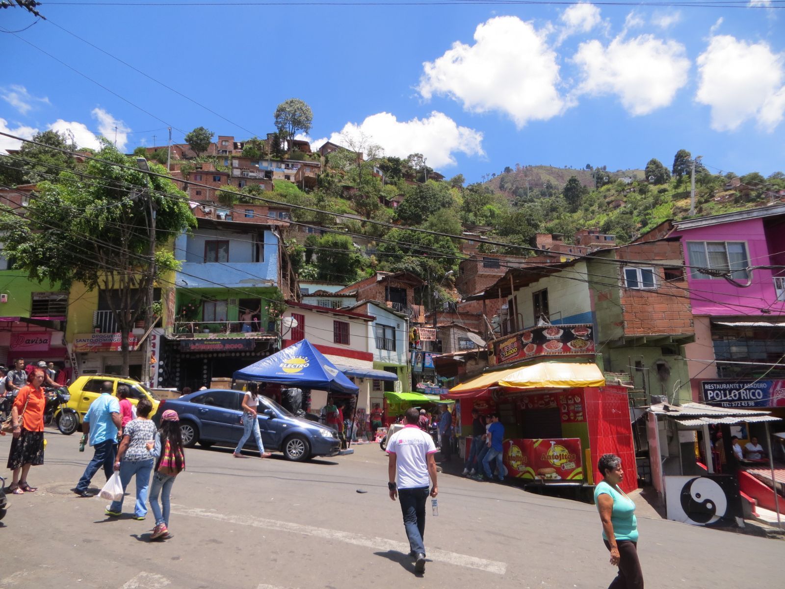 Rondreis Colombia, Medellín, excursie kleurrijk Guatapé en de rots van El Peñol, Guatapé straat