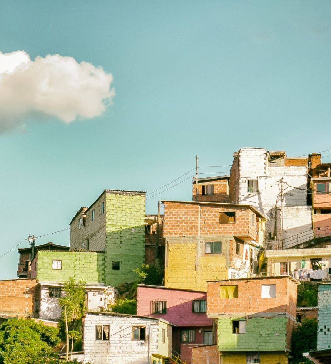 Rondreis Colombia, Medellín, excursie kleurrijk Guatapé en de rots van El Peñol, gekleurde huizen