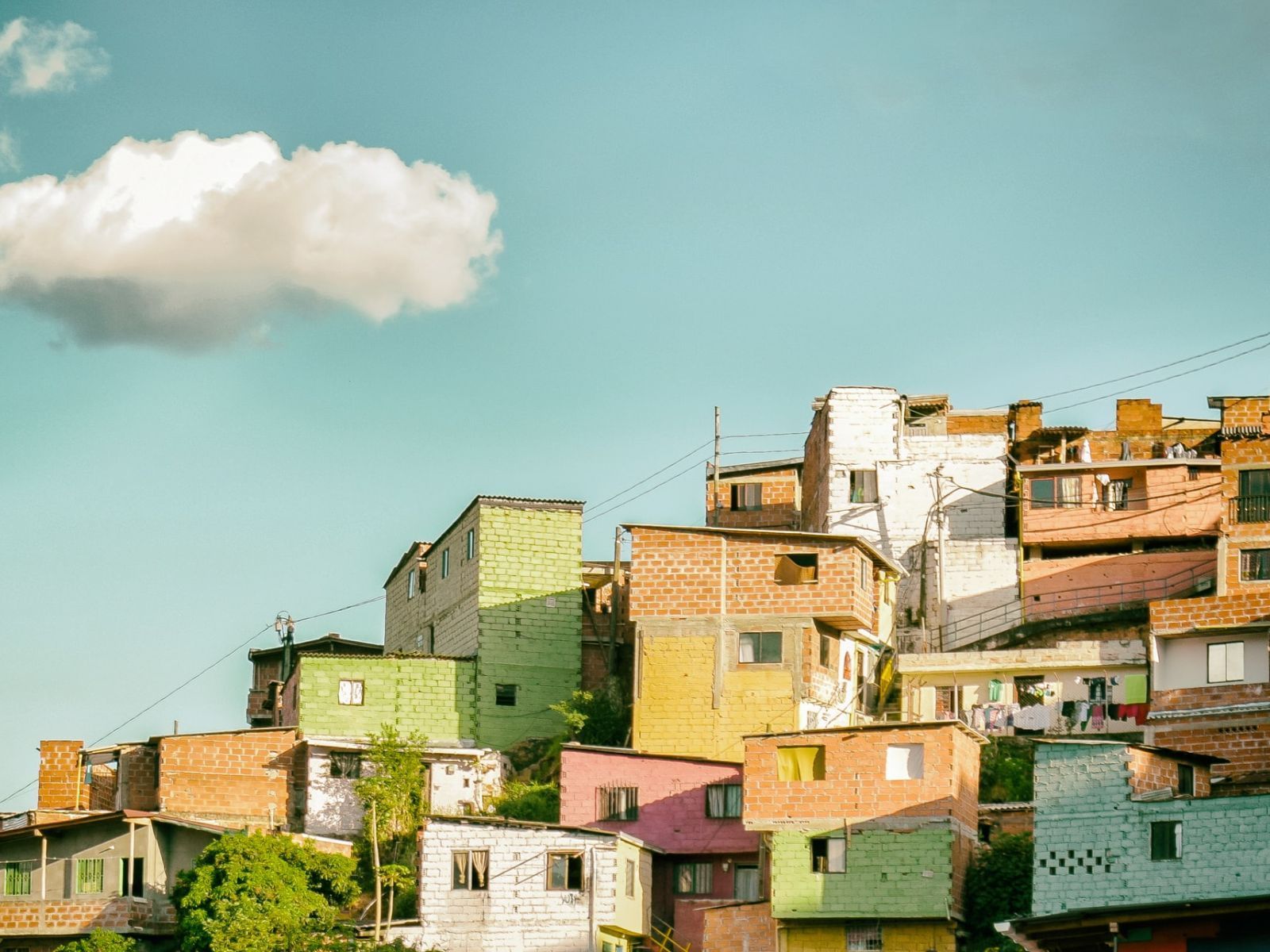 Rondreis Colombia, Medellín, excursie kleurrijk Guatapé en de rots van El Peñol, gekleurde huizen