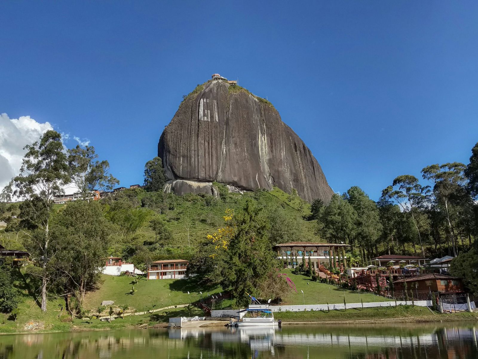 Rondreis Colombia, Medellín, excursie kleurrijk Guatapé en de rots van El Peñol, rots El Peñol