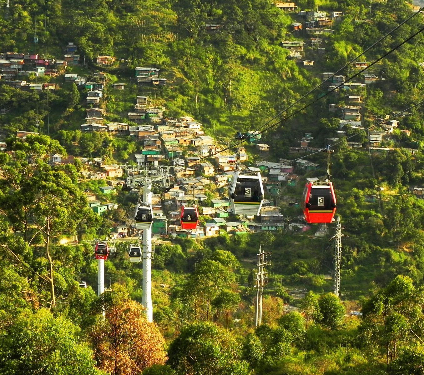 Rondreis Colombia, Medellín, excursie per kabelbaan, kabelbaan boven de bomen