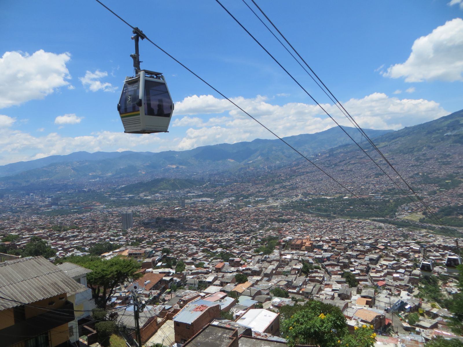 Rondreis Colombia, Medellín, excursie per kabelbaan, kabelbaan boven de stad uitzicht