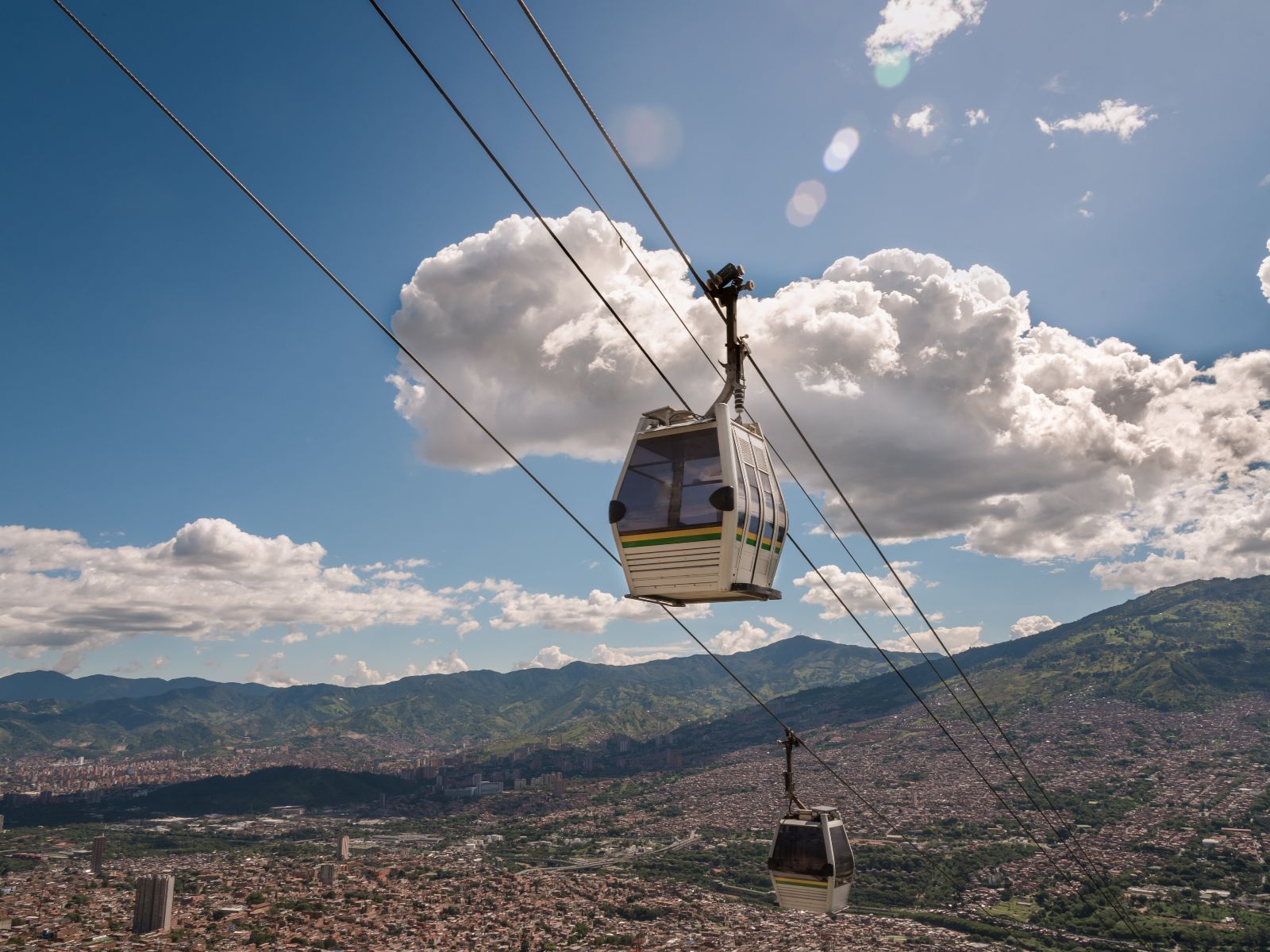 Rondreis Colombia, Medellín, excursie per kabelbaan, kabelbaan met blauwe lucht