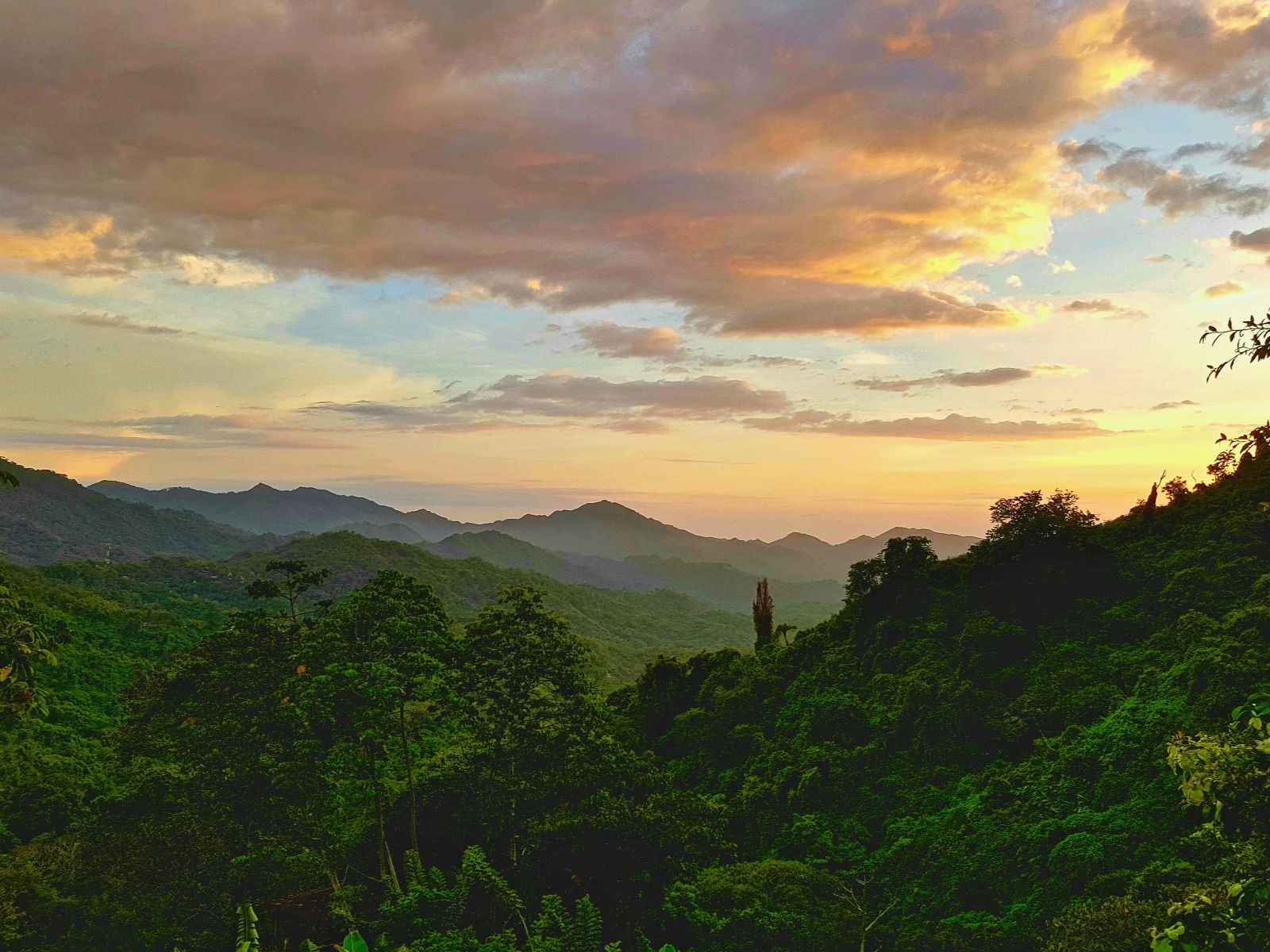 Rondreis Colombia, Minca, excursie van waterval tot cacao, zonsondergang bergen