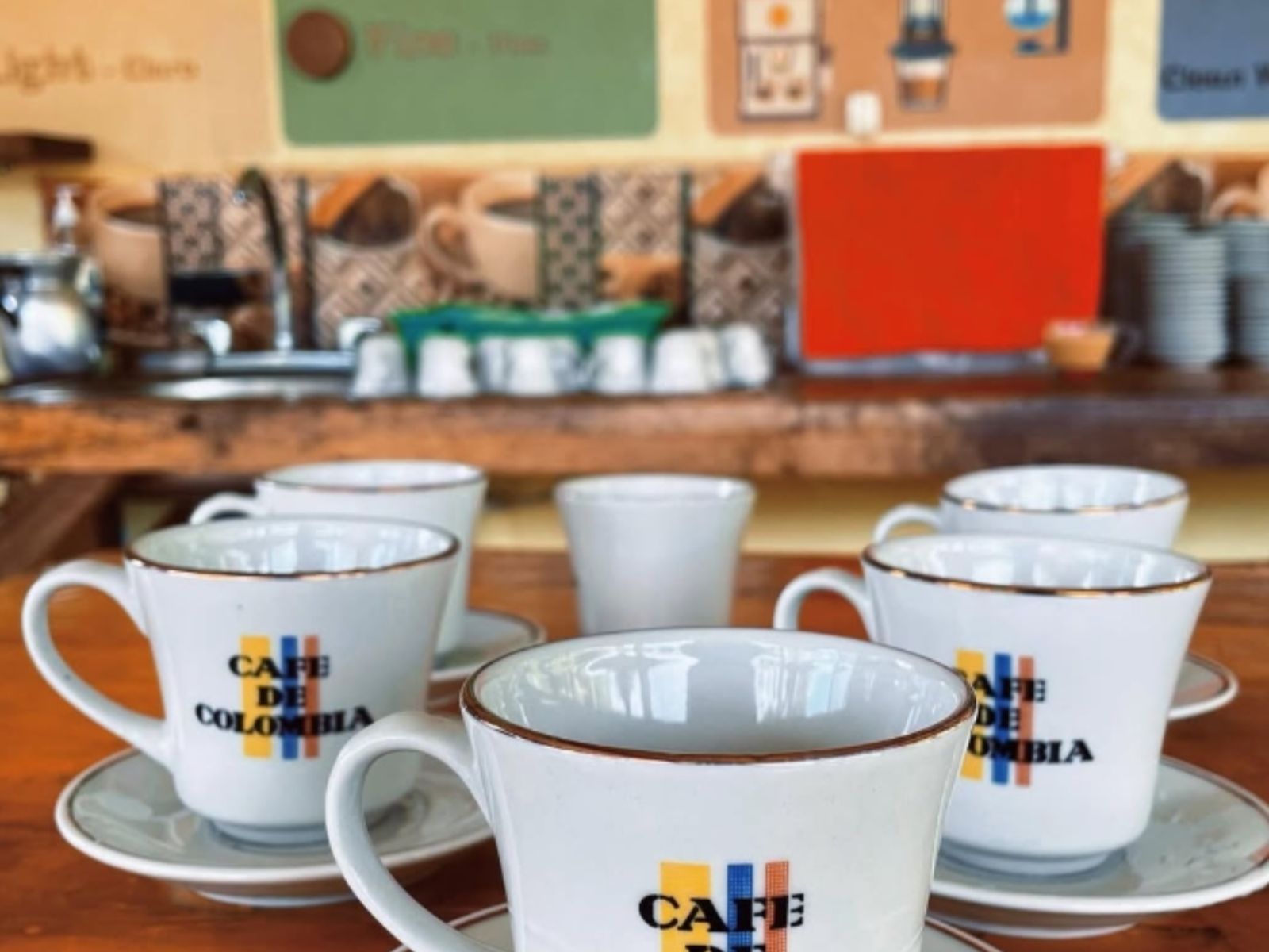 Rondreis Colombia, Salento, excursie premium koffietour, koffiekopjes