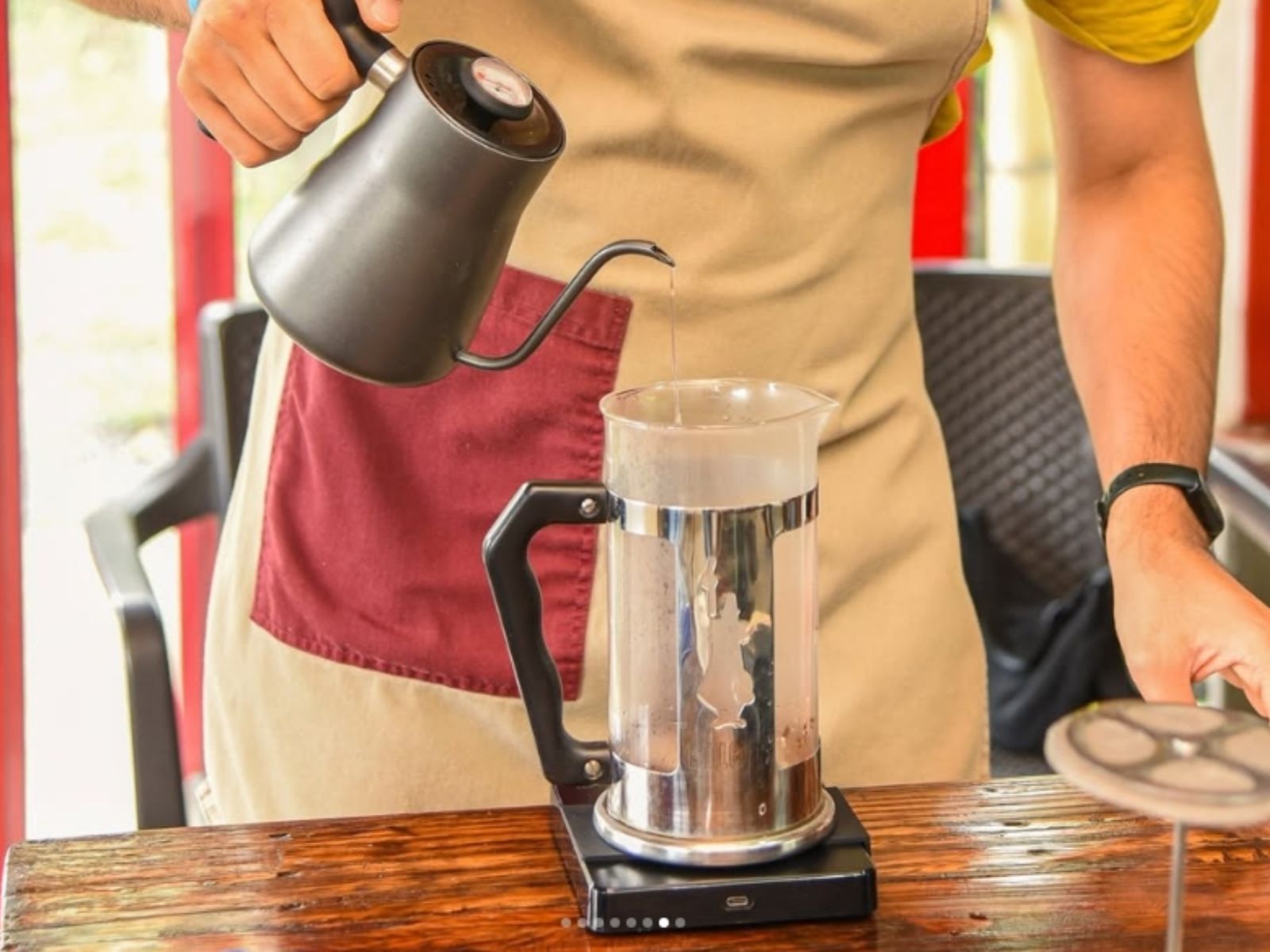 Rondreis Colombia, Salento, excursie premium koffietour, koffieworkshop water gieten