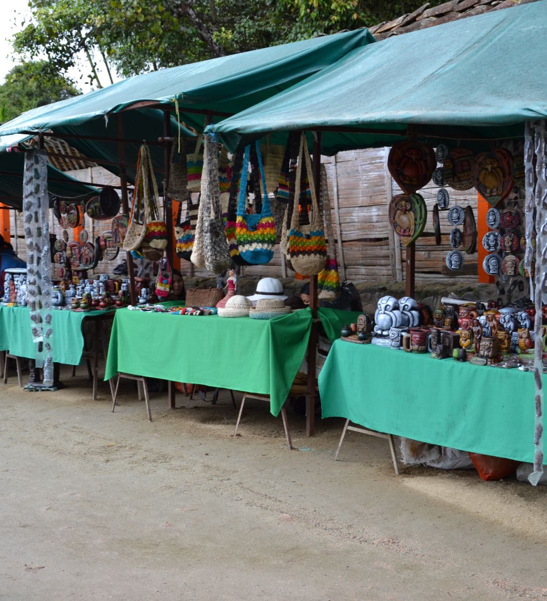 Rondreis-Colombia-San-Agustin-excursie-de-mysteries-van-San-Agustin-kraampjes-aspect-ratio-382-420