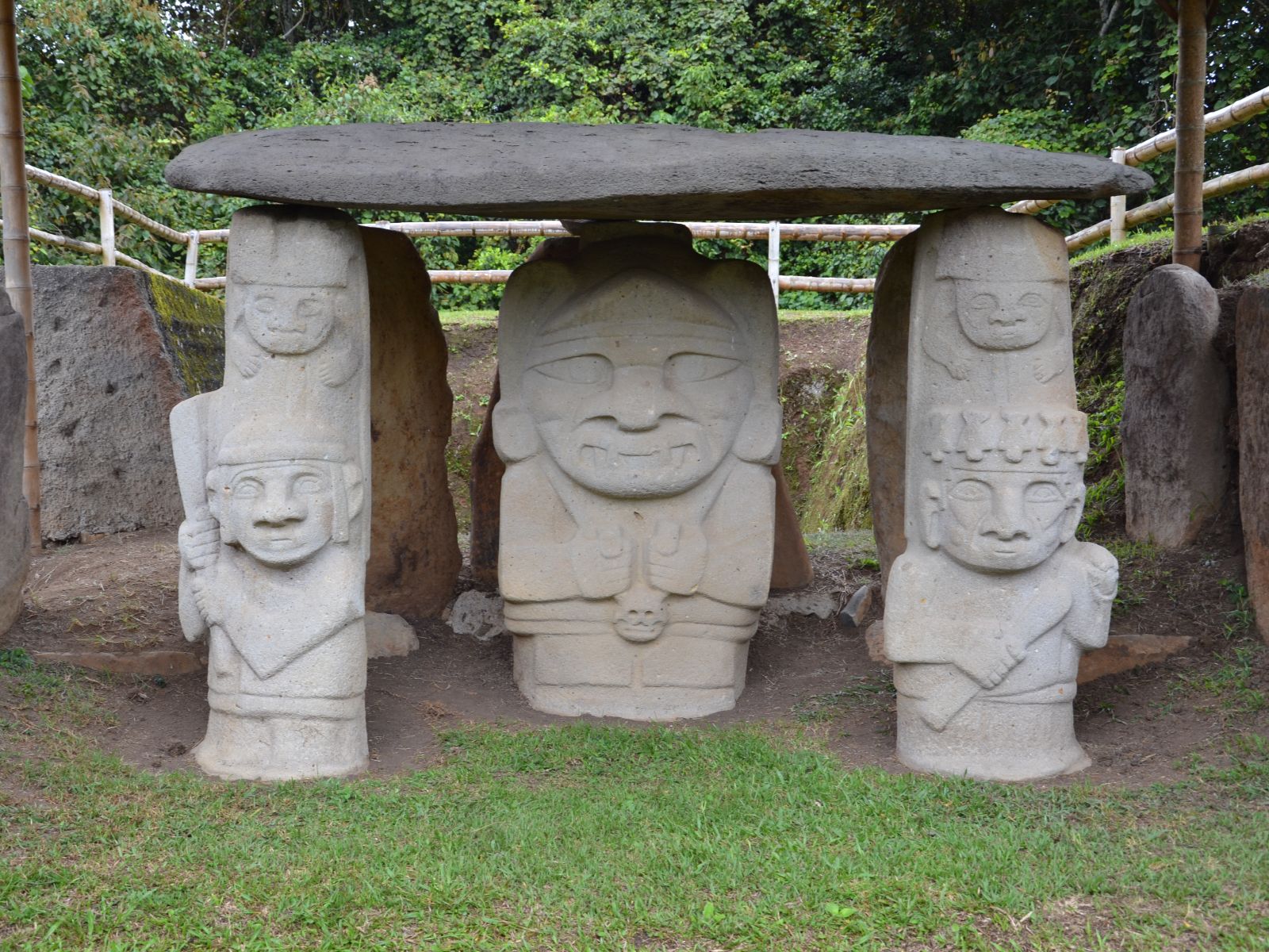 Rondreis Colombia, San Agustin, excursie de mysteries van San Agustin, mystieke beelden