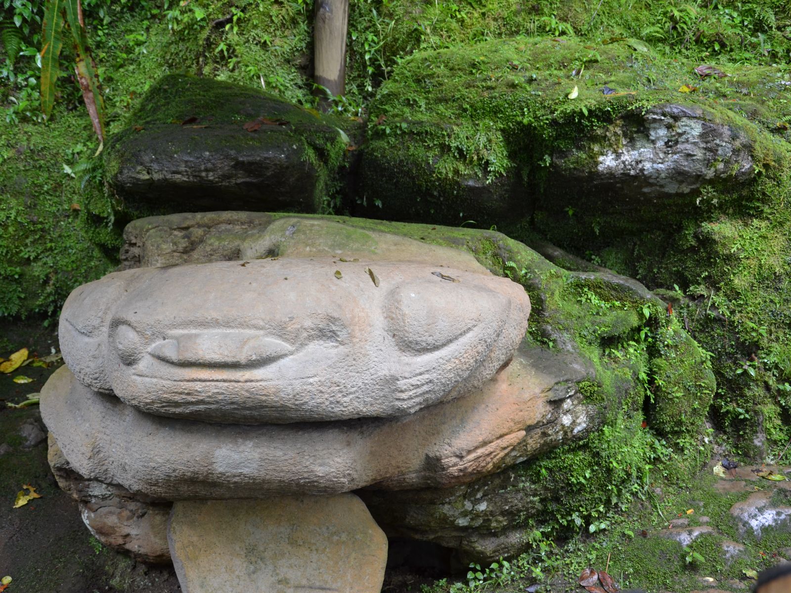 Rondreis Colombia, San Agustin, excursie de mysteries van San Agustin, opeengestapelde stenen