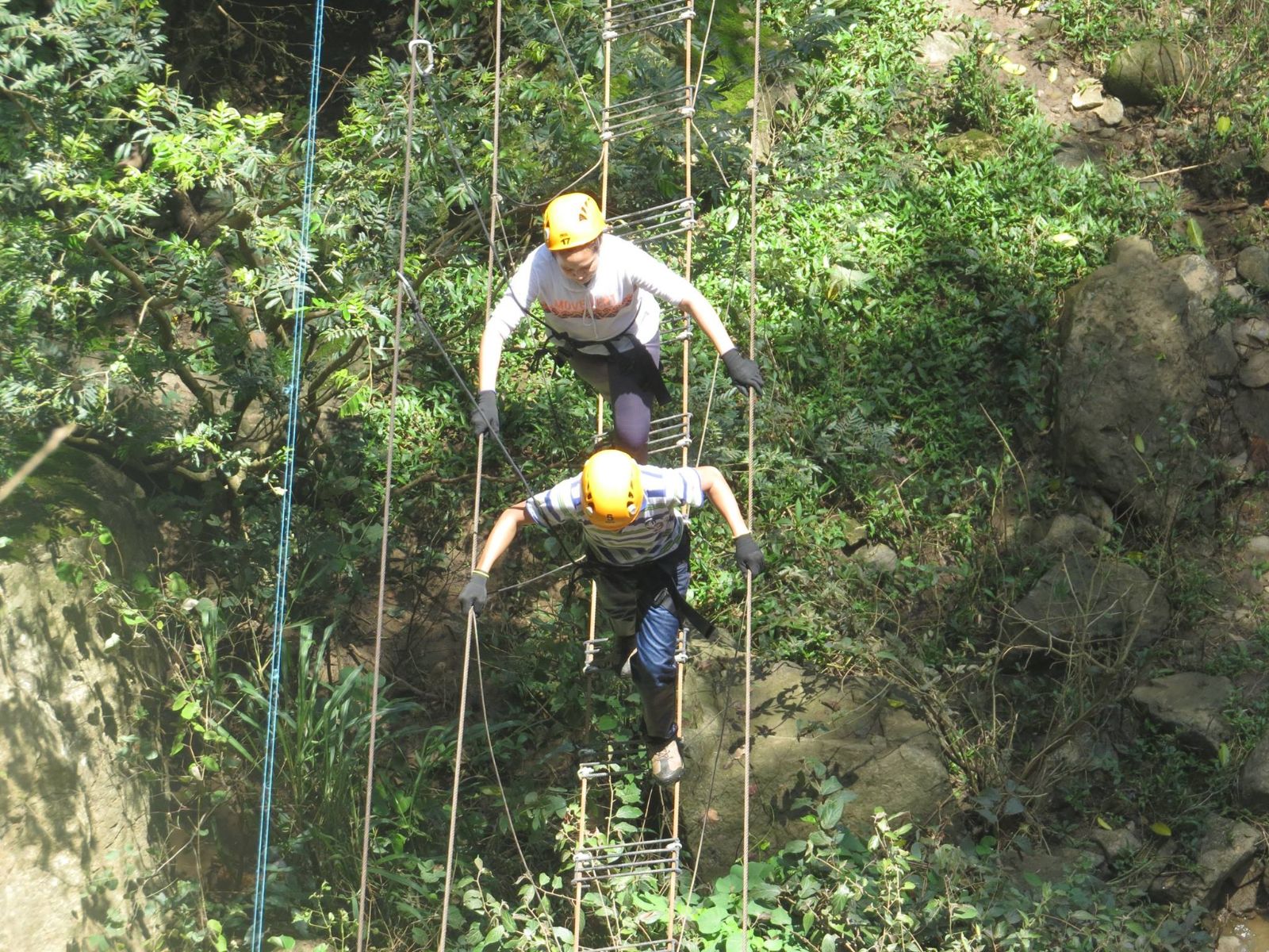 Rondreis Colombia, San Gil, excursie San Gil Pinchote, mensen op brug van bovenaf