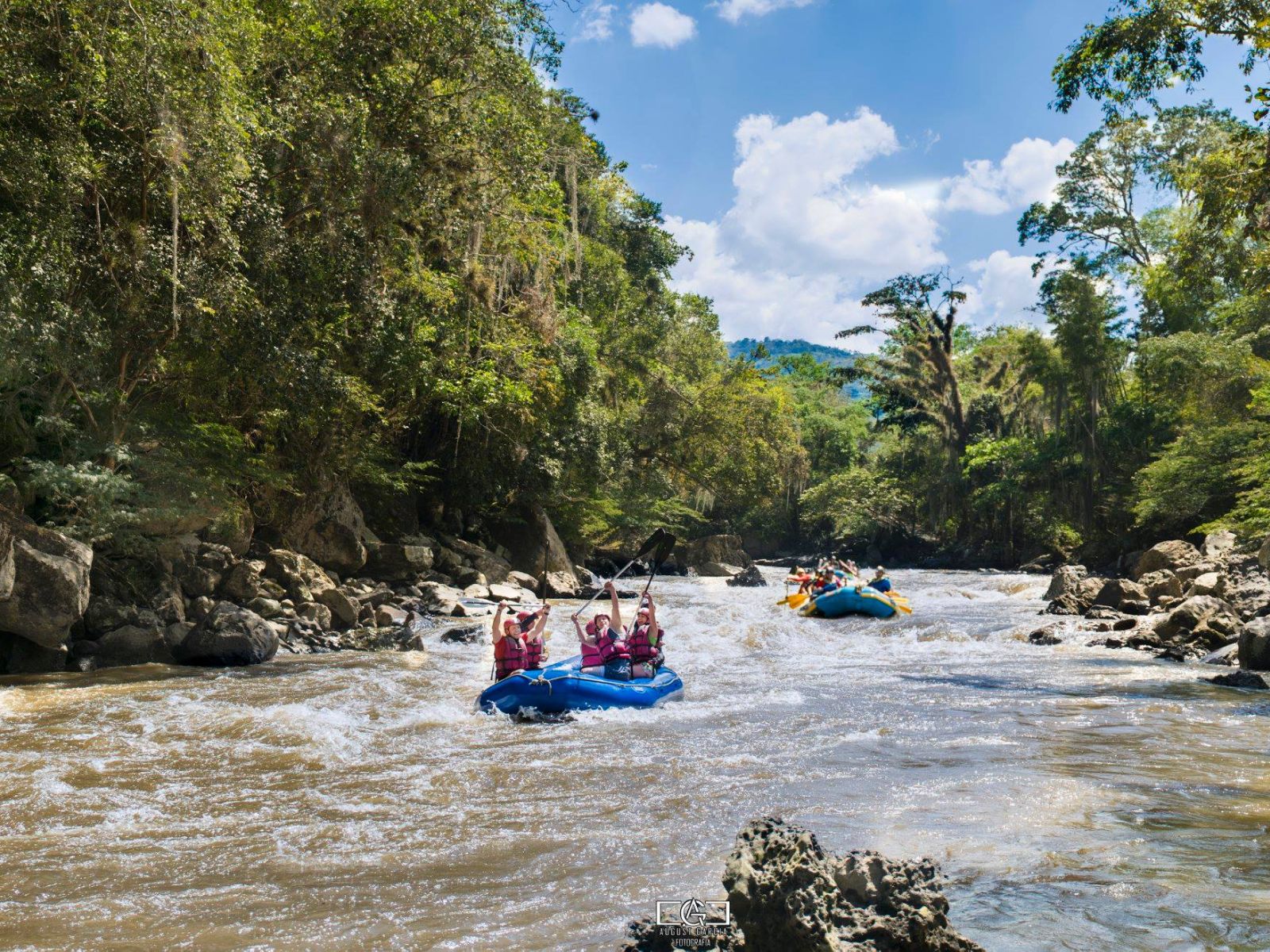 Rondreis Colombia, San Gil, excursie raften over de Fonce river, twee raftbootjes op de Fonce rivier