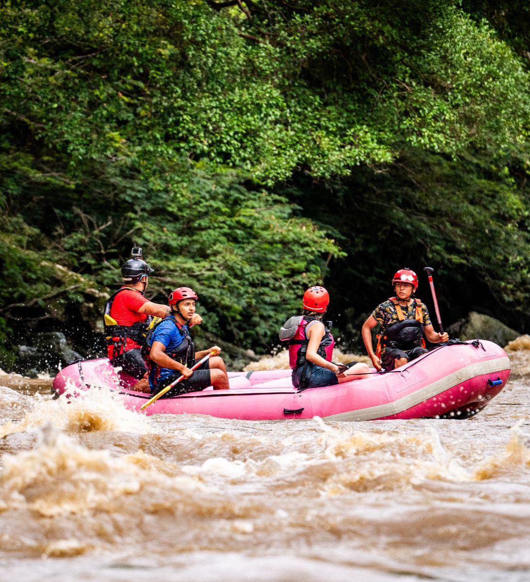 Rondreis Colombia, San Gil, excursie raften over de Fonce river, vier personen in raft