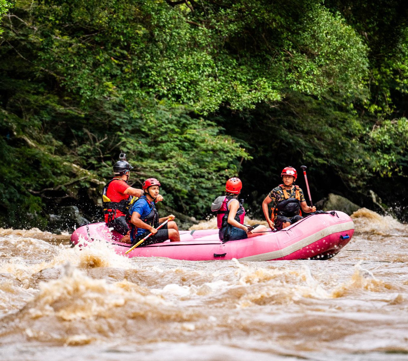 Rondreis Colombia, San Gil, excursie raften over de Fonce river, vier personen in raft