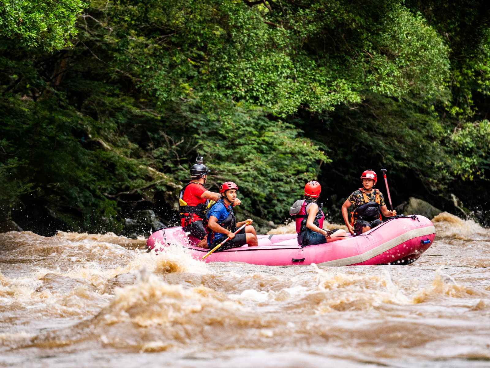 Rondreis Colombia, San Gil, excursie raften over de Fonce river, vier personen in raft