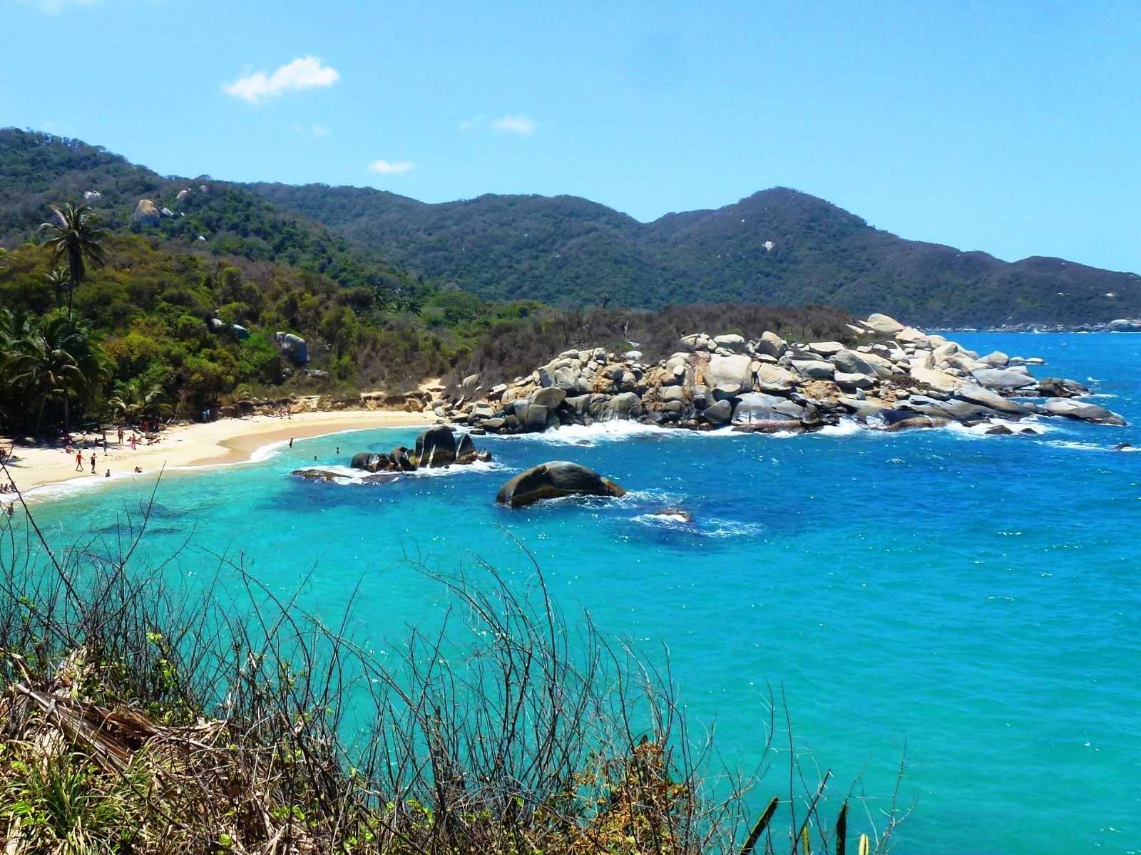 Rondreis Colombia, Tayrona National Park, excursie De tropische jungle van Tayrona National Park, kust met rotsen