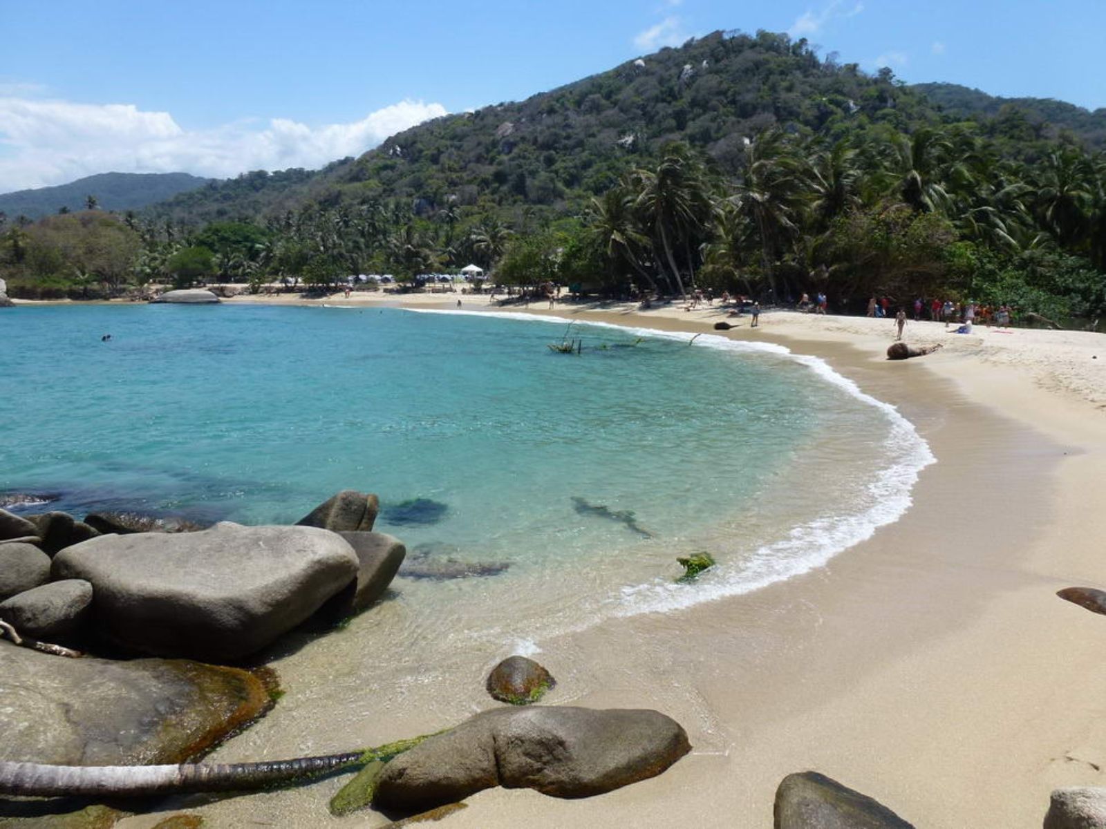 Rondreis Colombia, Tayrona National Park, excursie De tropische jungle van Tayrona National Park, strand Cabo San Juan met berg