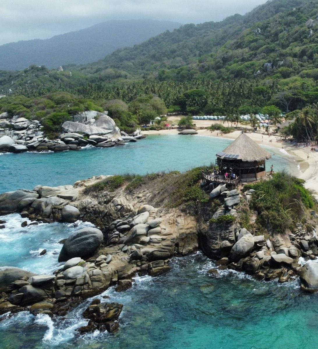 Rondreis, Colombia, Tayrona National Park, rotsformatie in het water met uitkijkpunt