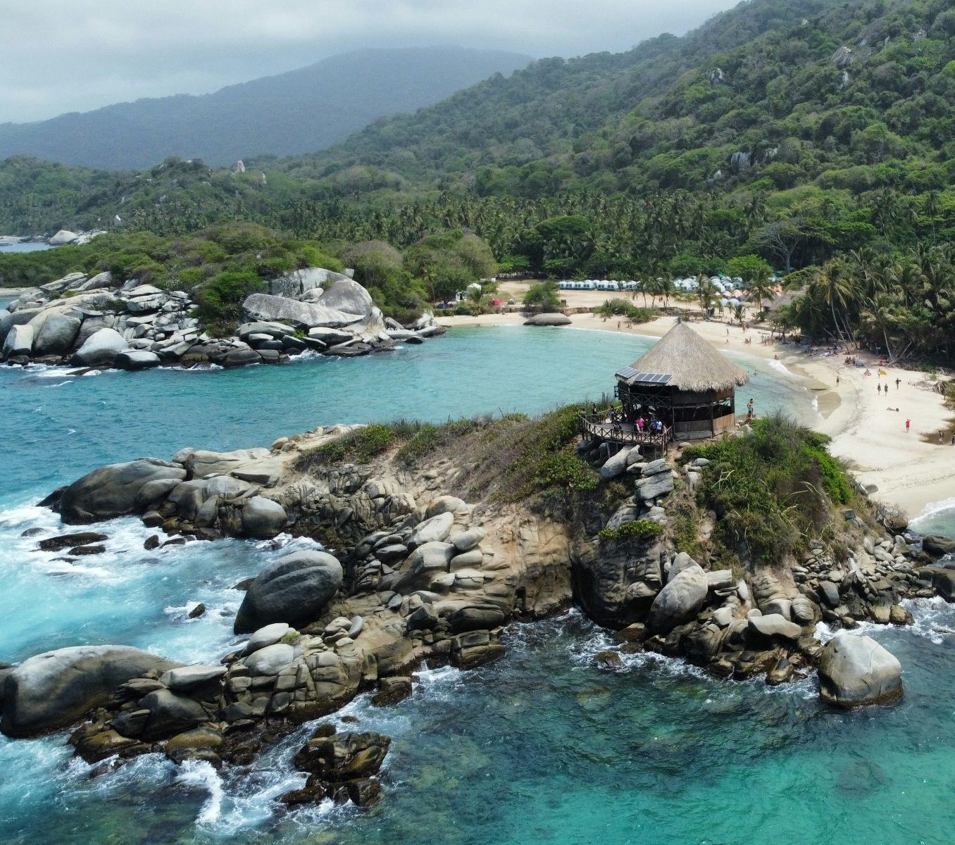 Rondreis, Colombia, Tayrona National Park, rotsformatie in het water met uitkijkpunt