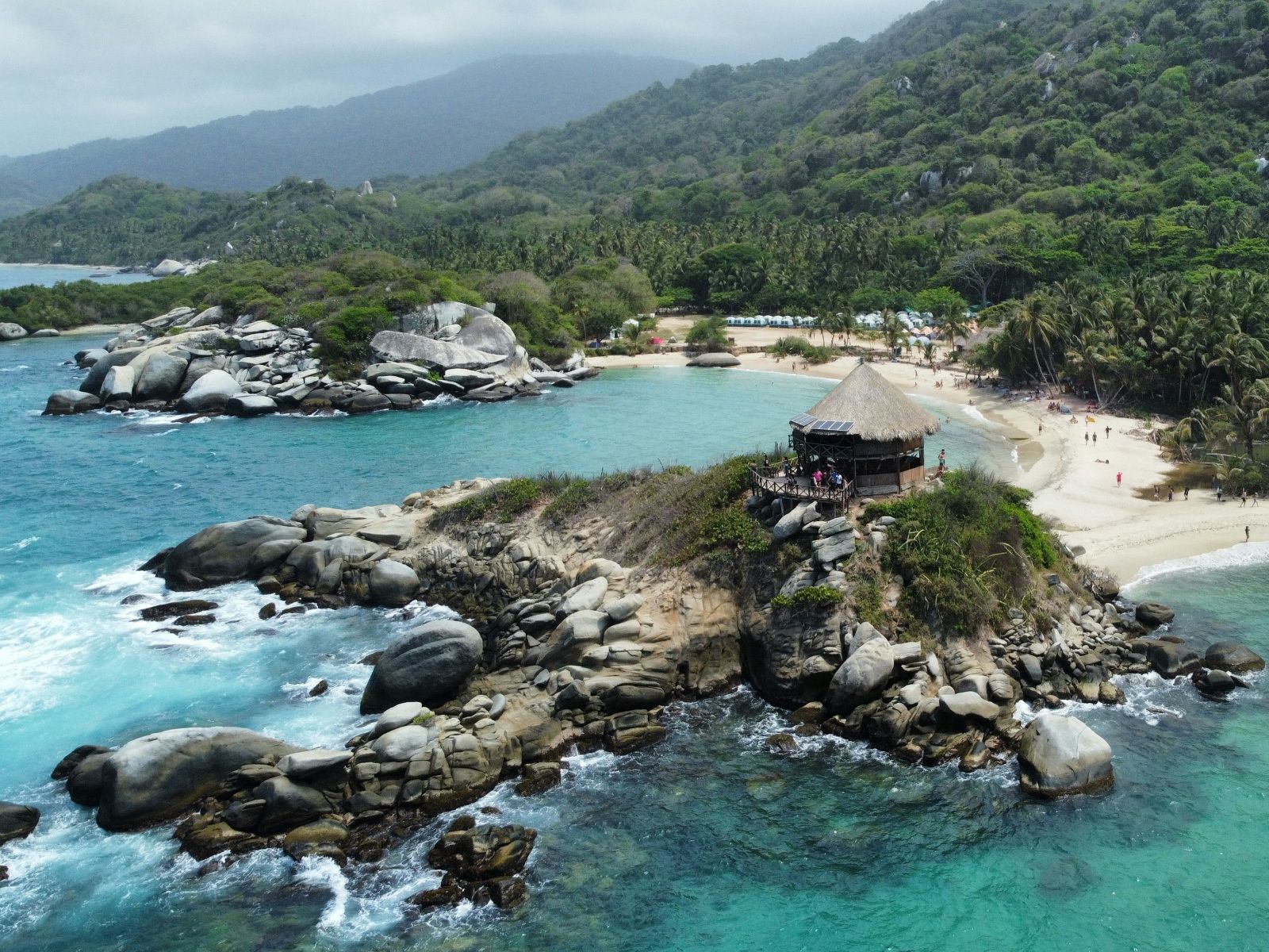 Rondreis, Colombia, Tayrona National Park, rotsformatie in het water met uitkijkpunt