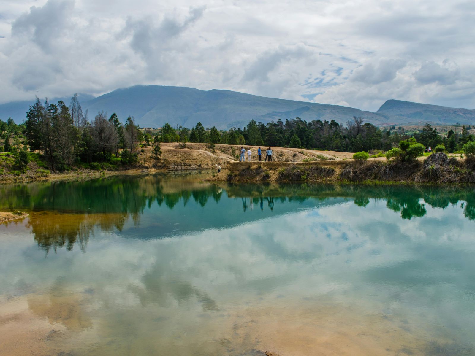 Rondreis Colombia, Villa de Leyva, excursie fietstour rond Villa de Leyva, meer met personen aan de oever