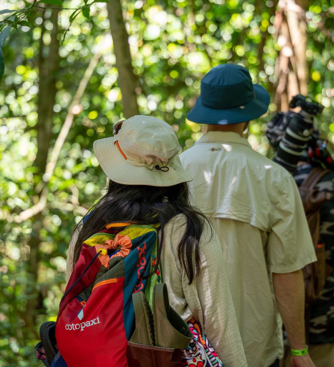 Rondreis Costa Rica, Drake Bay, Corcovado, Excursie Corcovado wandelen met een gids, twee personen lopen met een gids