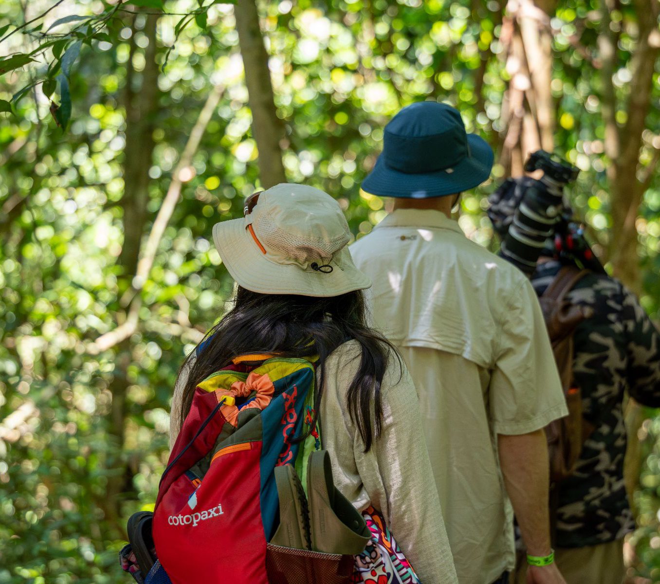 Rondreis Costa Rica, Drake Bay, Corcovado, Excursie Corcovado wandelen met een gids, twee personen lopen met een gids