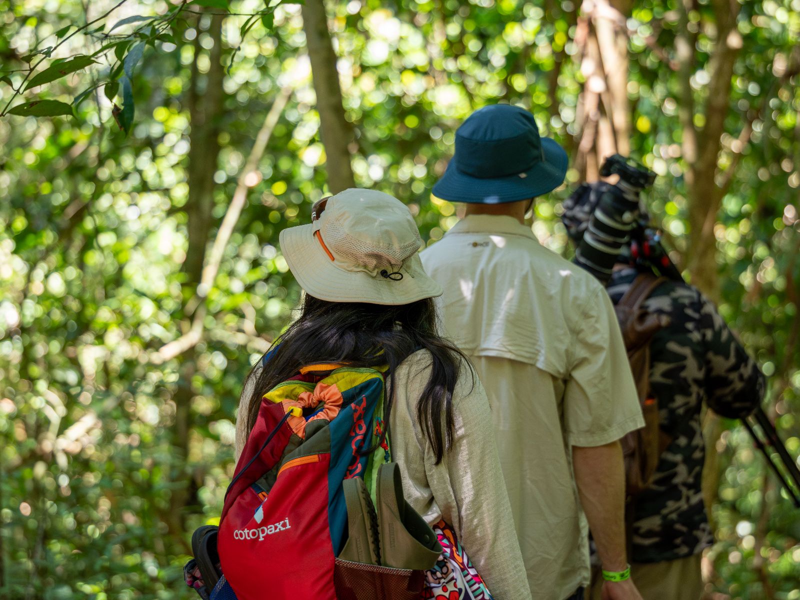 Rondreis Costa Rica, Drake Bay, Corcovado, Excursie Corcovado wandelen met een gids, twee personen lopen met een gids