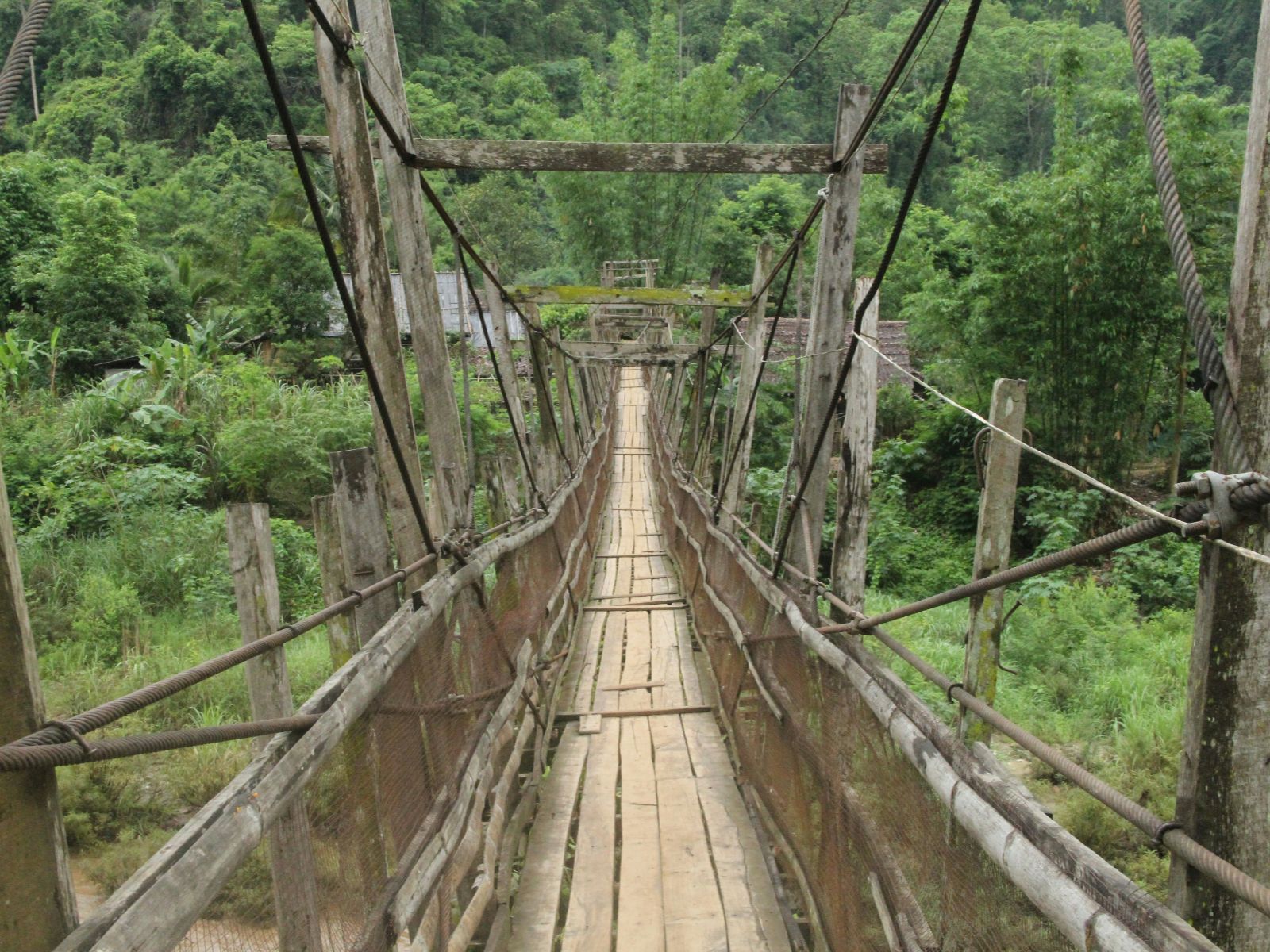 Rondreis Costa Rica, La Fortuna, excursie Arenal Sky Adventure Ziplines, gammel bruggetje
