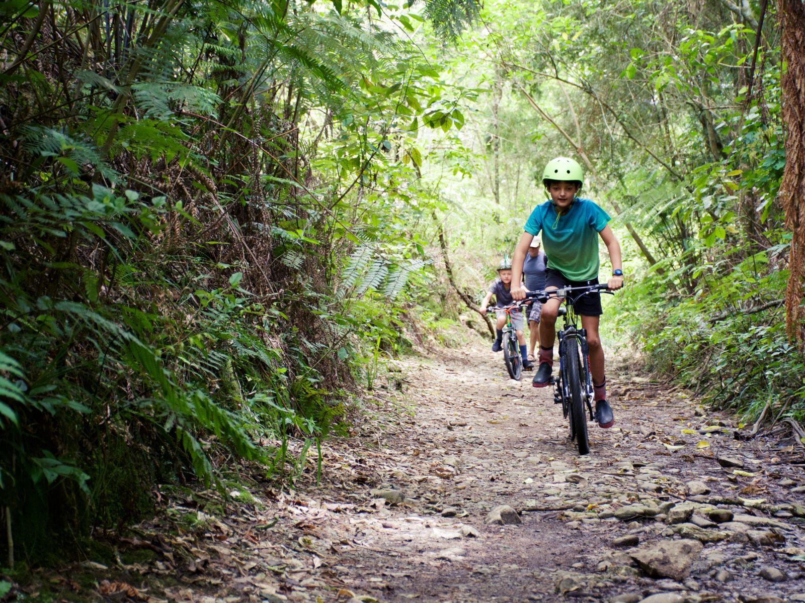 Rondreis Costa Rica, La Fortuna, excursie Mountainbike van El Arenal naar El Castillo, kinderen op mountainbike