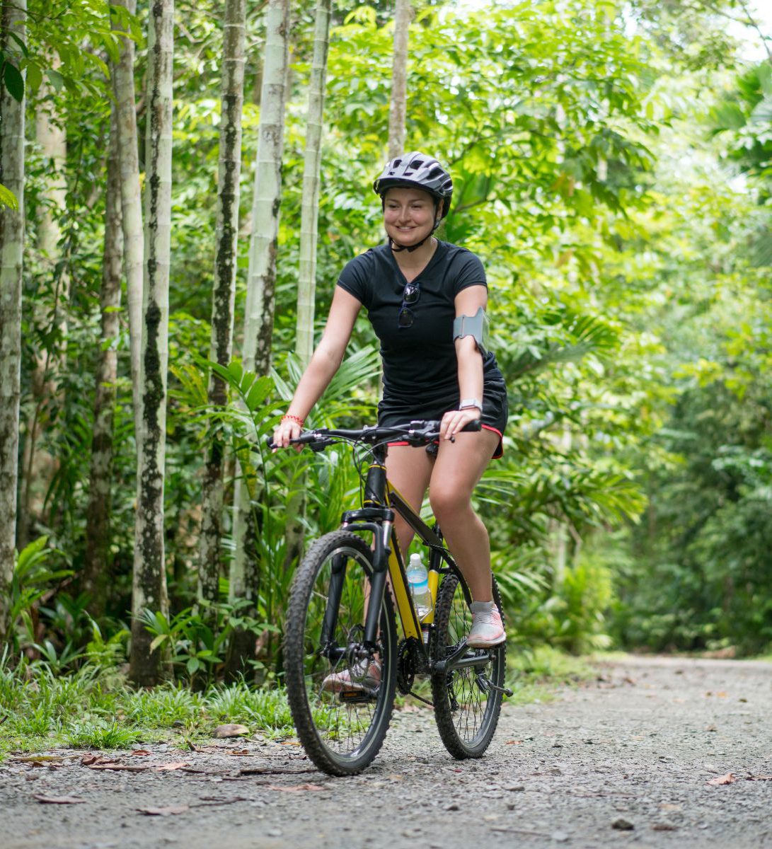Rondreis Costa Rica, La Fortuna, excursie Mountainbike van El Arenal naar El Castillo, vrouw op mountainbike