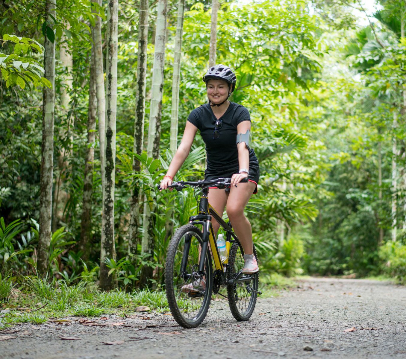 Rondreis Costa Rica, La Fortuna, excursie Mountainbike van El Arenal naar El Castillo, vrouw op mountainbike