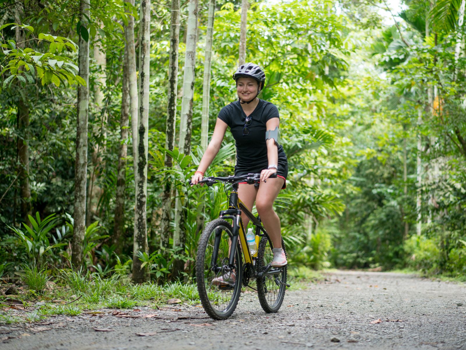 Rondreis Costa Rica, La Fortuna, excursie Mountainbike van El Arenal naar El Castillo, vrouw op mountainbike